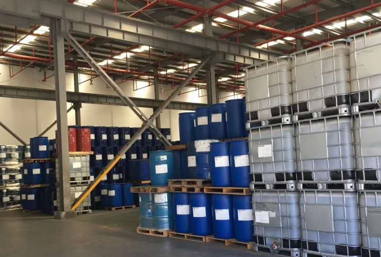 丙類液體倉庫西側斜坡與防火間距計算：綜合分析與解決方案